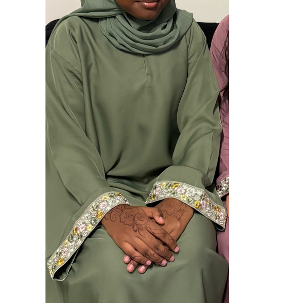 AIRAH CLOSED LACE ABAYA WITH POCKET GREEN