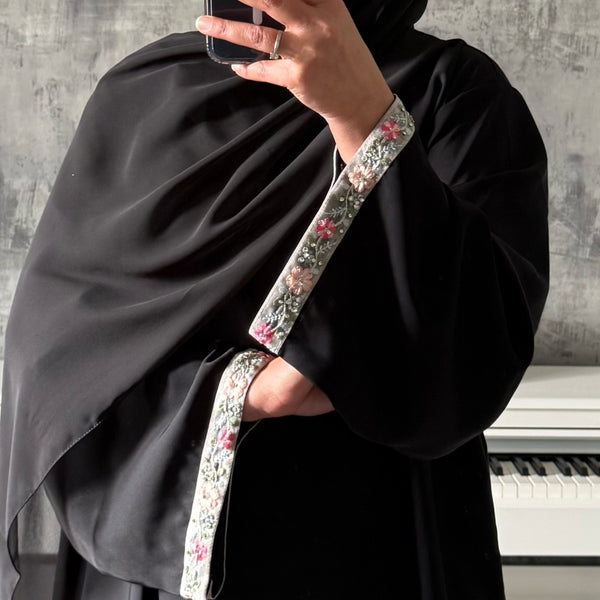 BLACK CLOSED ABAYA WITH STONES - PASTEL